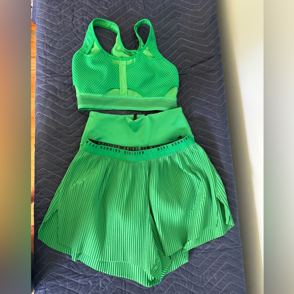 Nike Ultrabreath sports bra S and run division 3-in-1 run short, XS, Lucky Green